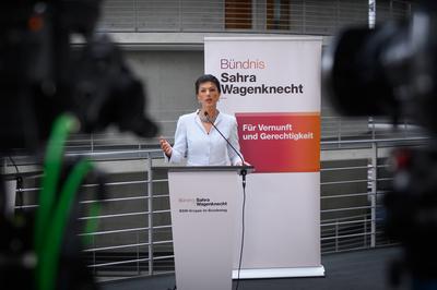 Berlin, Pressekonferenzen von BSW mit Sahra Wagenknecht im Bundestag-stock-foto