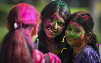 Students Play With Colors Ahead Of Holi Festival-stock-foto