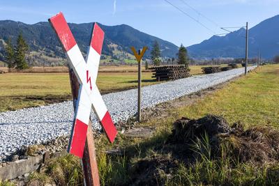 Gleiserneuerung der DB Bahn Zwischen Unterammergau und Oberammergau werden die alten und abgenutzten Gleise der Ammertal-stock-foto
