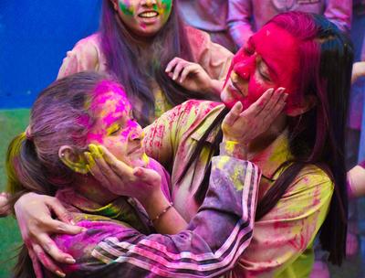 Students Play With Colors Ahead Of Holi Festival-stock-foto
