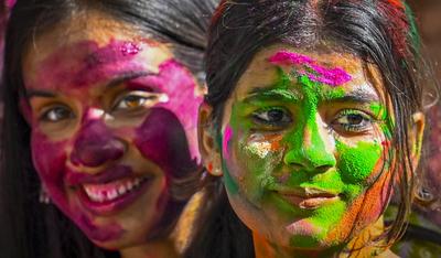 Students Play With Colors Ahead Of Holi Festival-stock-foto