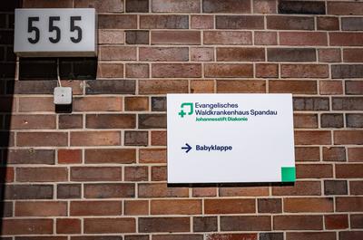 Berlin Spandau OT Falkenhagener Feld; Evangelisches Waldkrankenhaus, Stadtrandstra?e; Babyklappe - 26.06.2024 Spandau **-stock-foto
