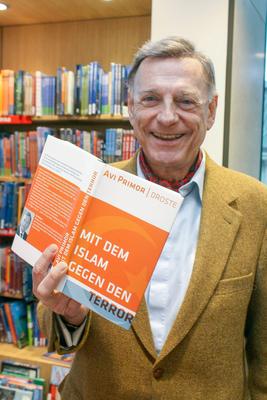 D?sseldorf 14.11.2008 Israel Botschafter Avi Primor Mit dem Islam gegen den Terror Droste Verlag D?sseldorf Nordrhein-W-stock-foto