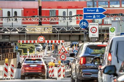 Bahnunterf?hrung Lindwurmstra?e, Erneuerung der maroden Eisenbahnbr?cke, Baustellendurchfahrt, M?nchen, Oktober 2024 Deu-stock-foto