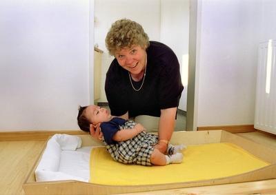 Deutschland Koeln 03 05 2001 Foto die Leiterin Frau Winkler Jansen findet das Baby in der Baby Kl-stock-photo