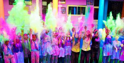 Students Play With Colors Ahead Of Holi Festival-stock-foto