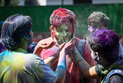 Students Play With Colors Ahead Of Holi Festival-stock-foto