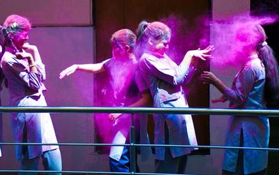 Students Play With Colors Ahead Of Holi Festival-stock-foto