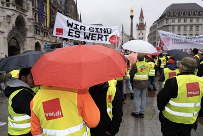 Verdi Kundgebung auf dem Marienplatz, begleitet die Warnstreiks, M?nchen, 13. M?rz 2025-stock-foto