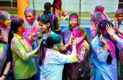 Students Play With Colors Ahead Of Holi Festival-stock-foto