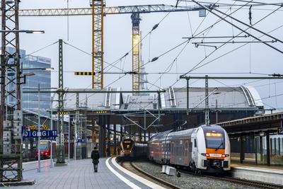 Modernisierung des Duisburger Hauptbahnhof, die Bahnsteige der 13 Gleise werden erneuert, 2 Bahnsteige sind bereits fert-stock-foto