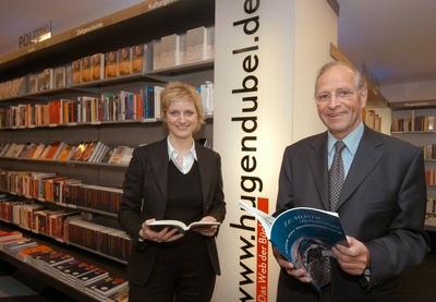 Nina Hugendubel und Heinrich Hugendubel (re., beide GER/Gesch?ftsf?hrer Hugendubel GmbH & Co. KG) anl?sslich der Er?ffn-stock-foto