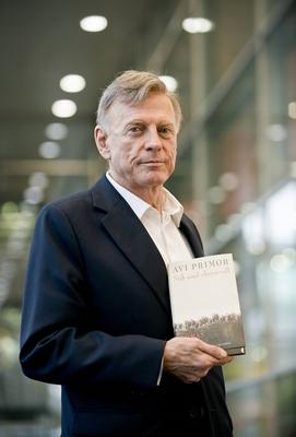 Avraham Avi PRIMOR, Israel, Diplomat, Publizist, Halbfigur, mit seinem Buch suess und Ehrenvoll (Quadriga Verlag), am 0-stock-foto