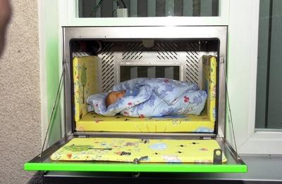 Baby-Puppe in der Babywiege im Krankenhaus - Waldfriede - in Berlin-stock-foto