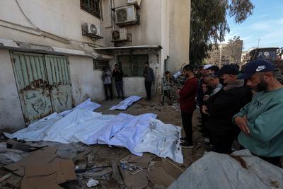 The bodies of the Palestinian martyrs, who were killed during raids by the Israeli occupation army and buried in a mass grave in Al-Shifa Hospital due to the siege at the time, were exhumed for identification and burial in the official cemeteries in Gaza-stock-foto
