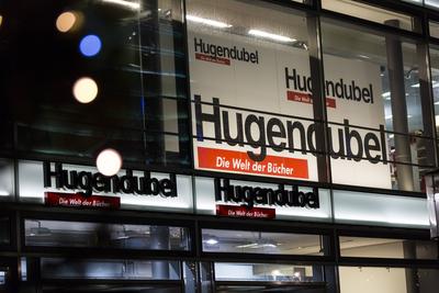 Hugendubel Filiale in Berlin mit Weihnachtsbeleuchtung im Vordergrund *** Hugendubel branch in Berlin with Christmas lig-stock-foto