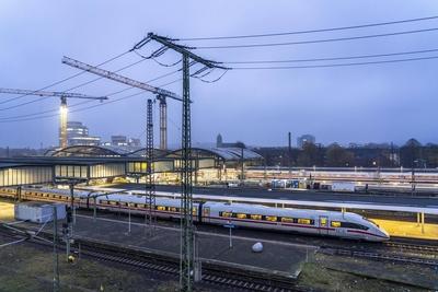 Modernisierung des Duisburger Hauptbahnhof, die Bahnsteige der 13 Gleise werden erneuert, 2 Bahnsteige sind bereits fert-stock-foto