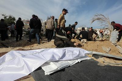 The bodies of the Palestinian martyrs, who were killed during raids by the Israeli occupation army and buried in a mass grave in Al-Shifa Hospital due to the siege at the time, were exhumed for identification and burial in the official cemeteries in Gaza-stock-foto