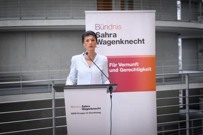 Berlin, Pressekonferenzen von BSW mit Sahra Wagenknecht im Bundestag-stock-foto