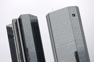 Der Deutsche Bank Tower in der Bankencity. Das Kreditunternehmen will sich gegen eine Klage der spanischen Hotelgruppe P-stock-foto