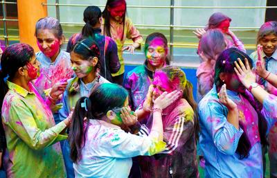 Students Play With Colors Ahead Of Holi Festival-stock-foto
