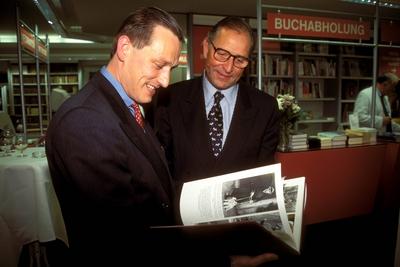 Bildnummer: 50572768  Datum: 04.05.1995  Copyright: imago/KaroPrinz Wolfgang von Bayern (li., GER) und Heinrich Hugendubel (GER/Gesch?ftsf?hrer Hugendubel GmbH & Co. KG) anl?sslich der Pr?sentation des Buches - Die Wittelsbacher und ihre Hunde - in M?nchen, Personen; 1995, M?nchen, Pressetermin, Adel, Adelige, adelig, Adlige, adlig, adeliger, adliger, Prinzen, Manager, Gesch?ftsf?hrung, Unternehmensf?hrung, Verleger, Pr?sentationen, Buchpr?sentation, Buchpr?sentationen, Buchvorstellung, Buchvorstellungen; , quer, Kbdia, Gruppenbild, close, Medienunternehmen, Wirtschaft, Deutschland, Randbild, People / Adliger, Adeliger-stock-foto