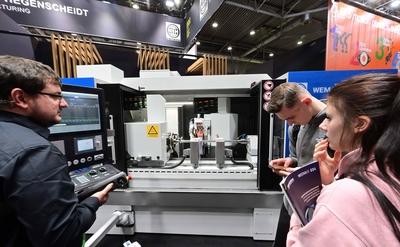 Gro?er Besucherzuspruch auf den Messen Intec und  Z in Leipzig-stock-foto