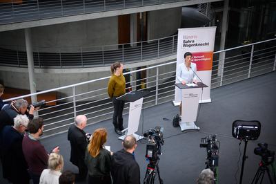 Berlin, Pressekonferenzen von BSW mit Sahra Wagenknecht im Bundestag-stock-foto