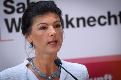 Berlin, Pressekonferenzen von BSW mit Sahra Wagenknecht im Bundestag-stock-foto