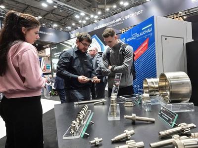 Gro?er Besucherzuspruch auf den Messen Intec und  Z in Leipzig-stock-foto