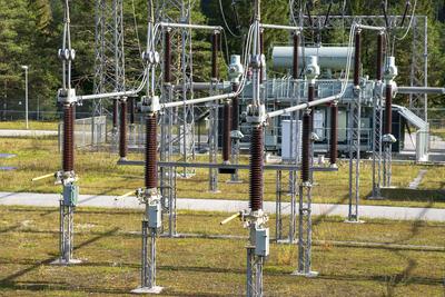 Elektrisches Umspannwerk bei Kr?n Am Wasserkraftwerk der Firma Uniper an der Isar bei Kr?n steht ein elektrisches Umspan-stock-foto