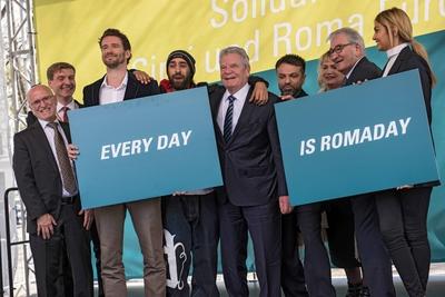 Bei einer Kundgebung am Freitag (08.04.16) in Berlin zum internationalen Romaday , an der auch Bundespraesident Joachim-stock-photo