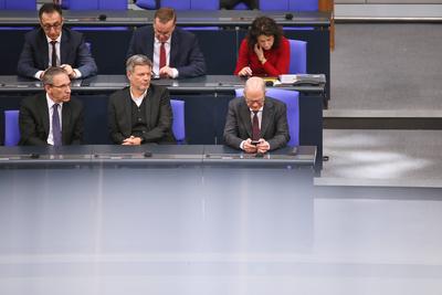 Berlin, Deutschland, 13.03.2025: Deutscher Bundestag: 213. Bundestagssitzung: Regierungsbank, L-R vorne mit Bundesminist-stock-foto