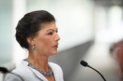 Berlin, Pressekonferenzen von BSW mit Sahra Wagenknecht im Bundestag-stock-foto
