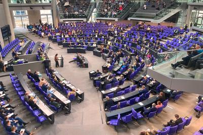 Berlin, Deutschland, 13.03.2025: Deutscher Bundestag: 213. Bundestagssitzung: Die Abgeordneten sitzen im Plenum *** Berl-stock-foto