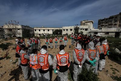 The bodies of the Palestinian martyrs, who were killed during raids by the Israeli occupation army and buried in a mass grave in Al-Shifa Hospital due to the siege at the time, were exhumed for identification and burial in the official cemeteries in Gaza-stock-foto