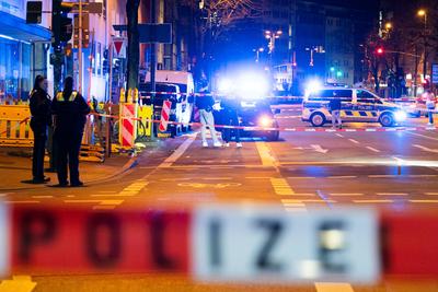 Uber-Fahrgast vermutlich aus fahrenden Auto erschossen - Sch?sse auf der Karlstrasse in der D?sseldorfer Innenstadt-stock-foto