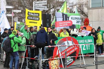 Berlin, Deutschland, 13.03.2025: Konrad-Adenauer-Haus: Start der Koalitionsverhandlungen zwischen Union und SPD: Greenpe-stock-foto