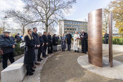 Die Landeshauptstadt Saarbr?cken weiht am Sonntag (24.11.2024) im Echelmeyerpark in Saarbr?cken das Mahnmal Nachhall ein-stock-foto
