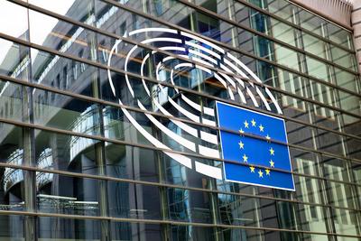 Altiero-Spinelli-Gebaeude mit dem Logo des Europaeischen Parlaments, Altiero Spinelli building with the logo of the European Parliament-stock-foto