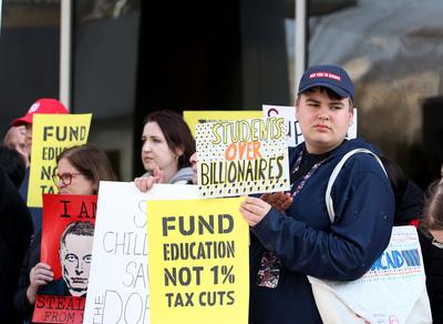 Protesters rally in front of the Department of Education in Washington, DC - 13 Mar 2025-stock-foto