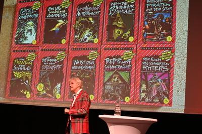 Thomas Brezina, Bestseller Autor, 624 B?cher, in vielen Sprachen ?bersetzt, Lieben, Lachen, anders machen, Eine Anleitun-stock-foto