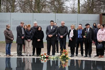 08 04 2015 Berlin Deutschland GER Internationaler Tag der Sinti und Roma Kundgebung am Denkmal-stock-photo
