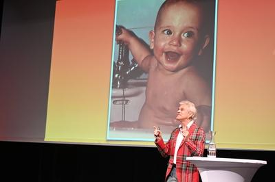 Thomas Brezina, mit Babyportrait, Lieben, Lachen, anders machen, Eine Anleitung f?r ein Leben voller Freude, live in Sal-stock-foto