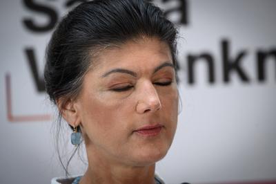 Berlin, Pressekonferenzen von BSW mit Sahra Wagenknecht im Bundestag-stock-foto