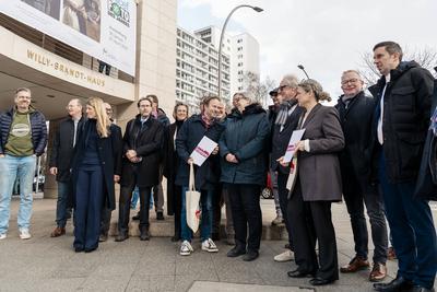 Aktion vor den Parteizentralen von CDU und SPD-stock-foto