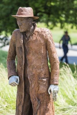 DEU; Deutschland, K?ningsbronn, 07.06.2018: Erinnerung an Georg Elser, der in K?nigsbronn aufwuchs. Georg-Elser-Statue-stock-foto