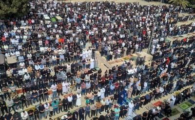 Thousands of Palestinian worshipers gather to perform the second Friday prayer of the holy month of Ramadan at Al-Aqsa Mosque-stock-foto