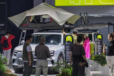 HAIKOU, CHINA - MARCH 14: People are attracted by smart 5 electric mid-size crossover SUV during the 2025 Hainan Interna-stock-foto