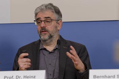 Gutachten Pro-Pflegereform-stock-foto